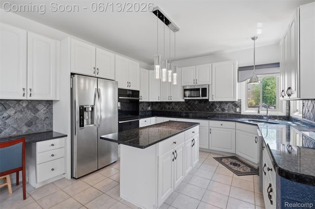 2935 Ivy Hill Drive, Commerce Charter Township, MI 48382