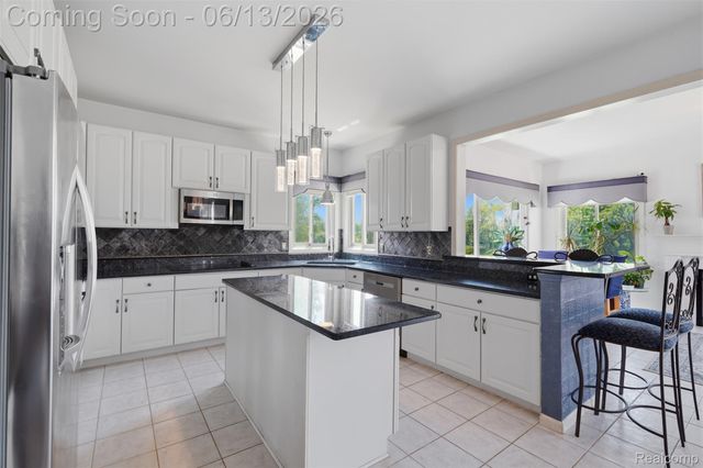 2935 Ivy Hill Drive, Commerce Charter Township, MI 48382