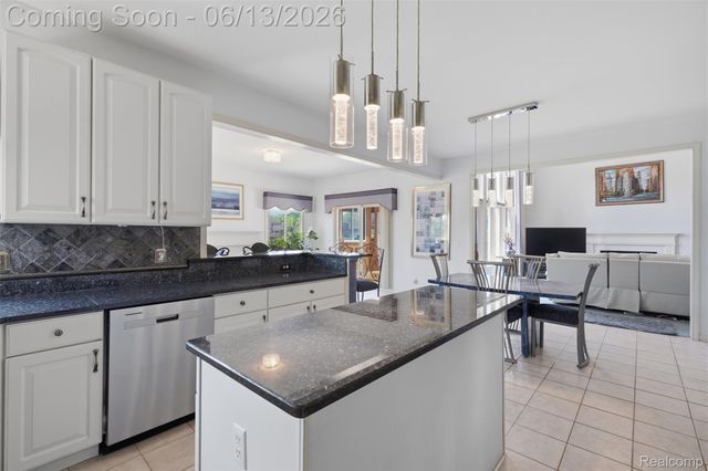 2935 Ivy Hill Drive, Commerce Charter Township, MI 48382