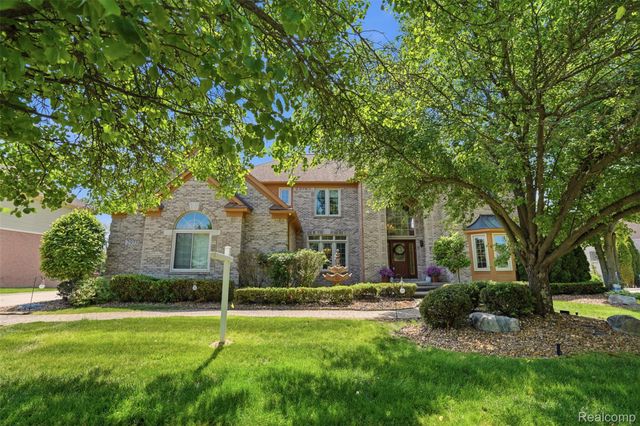 2935 Ivy Hill Drive, Commerce Charter Township, MI 48382