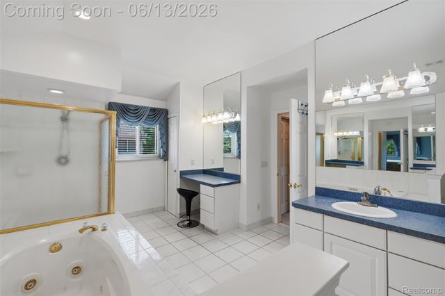 2935 Ivy Hill Drive, Commerce Charter Township, MI 48382