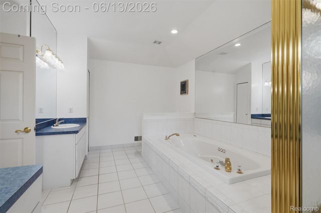 2935 Ivy Hill Drive, Commerce Charter Township, MI 48382