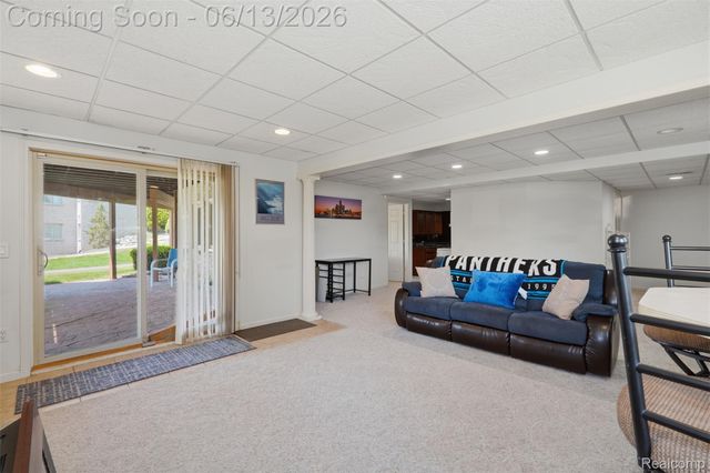 2935 Ivy Hill Drive, Commerce Charter Township, MI 48382