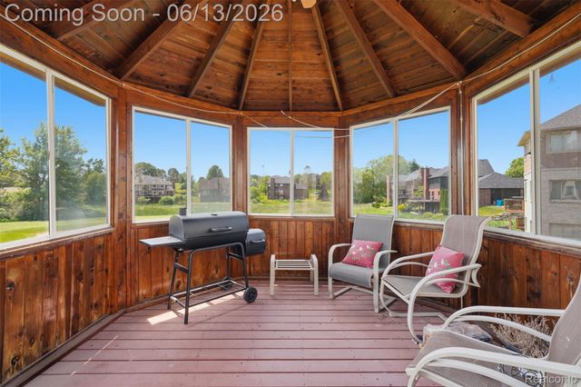 2935 Ivy Hill Drive, Commerce Charter Township, MI 48382
