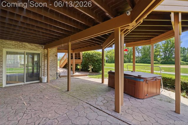 2935 Ivy Hill Drive, Commerce Charter Township, MI 48382