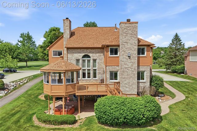 2935 Ivy Hill Drive, Commerce Charter Township, MI 48382