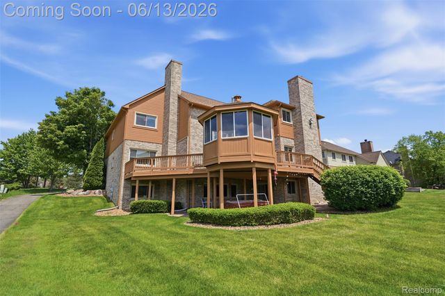 2935 Ivy Hill Drive, Commerce Charter Township, MI 48382