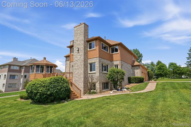 2935 Ivy Hill Drive, Commerce Charter Township, MI 48382
