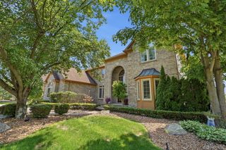 2935 Ivy Hill Drive, Commerce Charter Township, MI 48382
