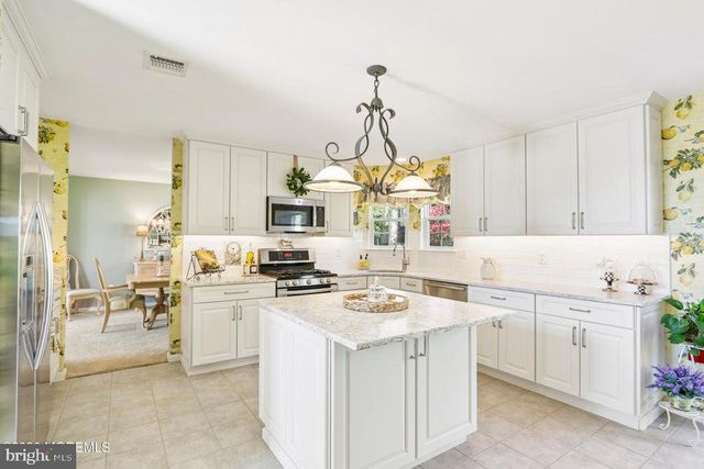 21 ORCHID LA, Barnegat, NJ 08005
