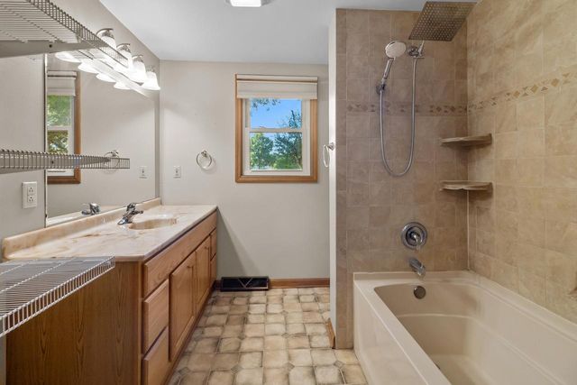 W5117 Strawberry Hill DRIVE, Elkhorn, WI 53121