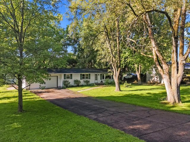 W5117 Strawberry Hill DRIVE, Elkhorn, WI 53121