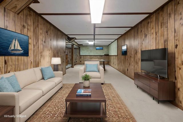 W5117 Strawberry Hill DRIVE, Elkhorn, WI 53121