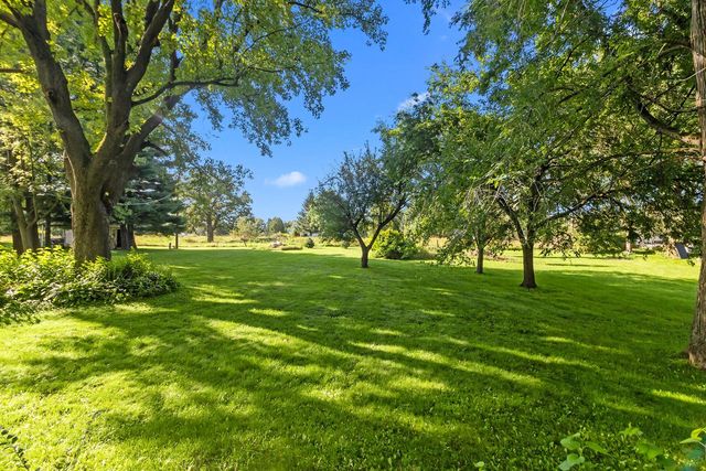 W5117 Strawberry Hill DRIVE, Elkhorn, WI 53121