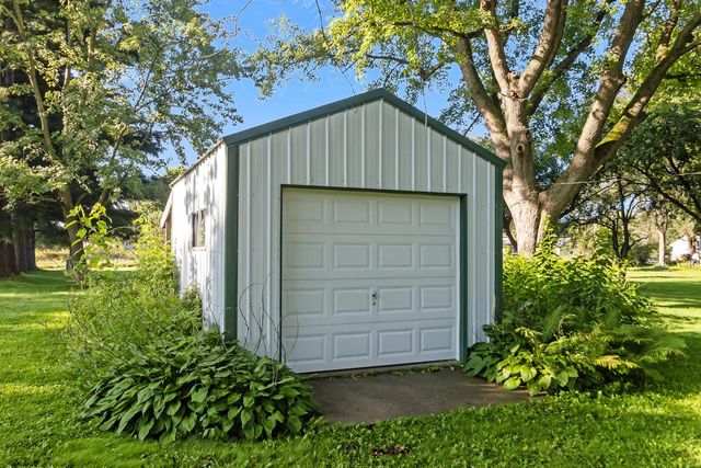 W5117 Strawberry Hill DRIVE, Elkhorn, WI 53121