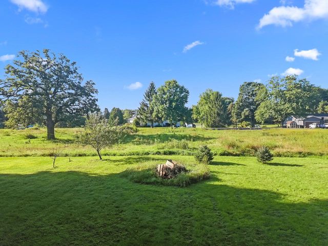 W5117 Strawberry Hill DRIVE, Elkhorn, WI 53121