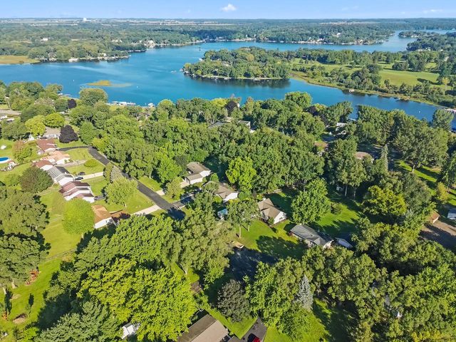 W5117 Strawberry Hill DRIVE, Elkhorn, WI 53121