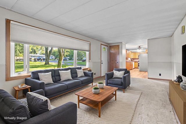 W5117 Strawberry Hill DRIVE, Elkhorn, WI 53121