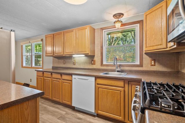 W5117 Strawberry Hill DRIVE, Elkhorn, WI 53121