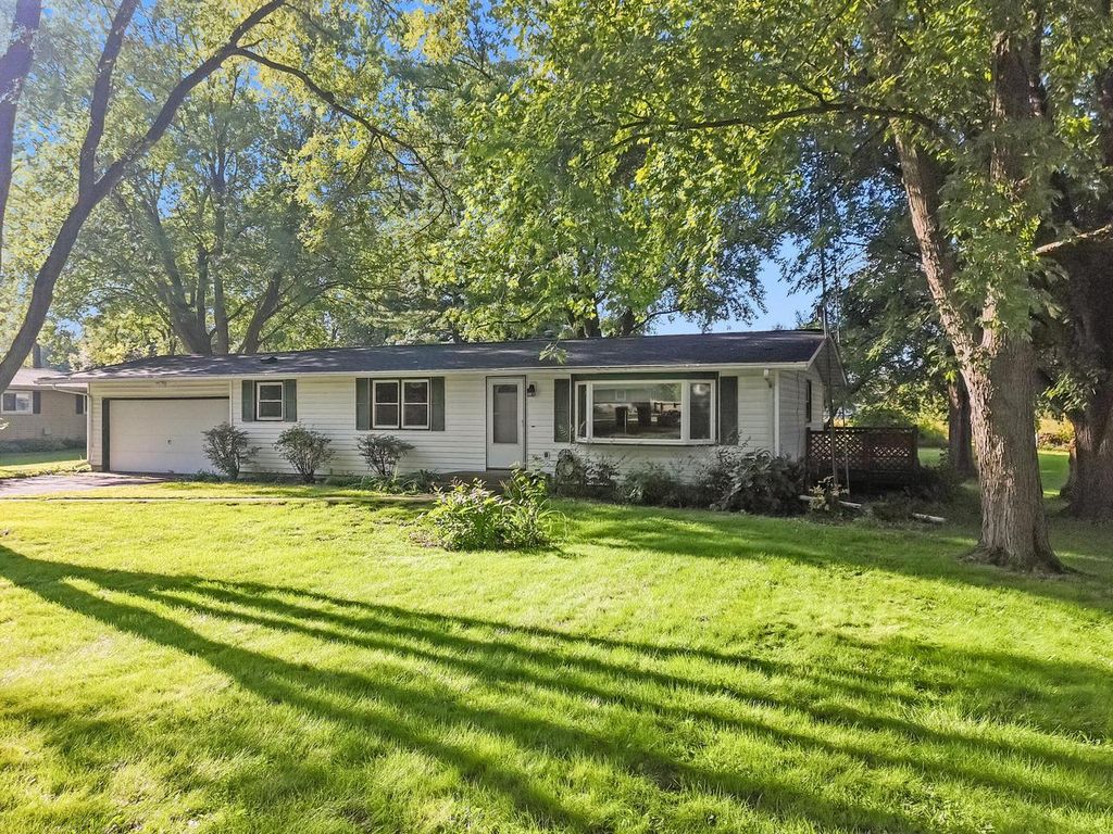 W5117 Strawberry Hill DRIVE, Elkhorn, WI 53121