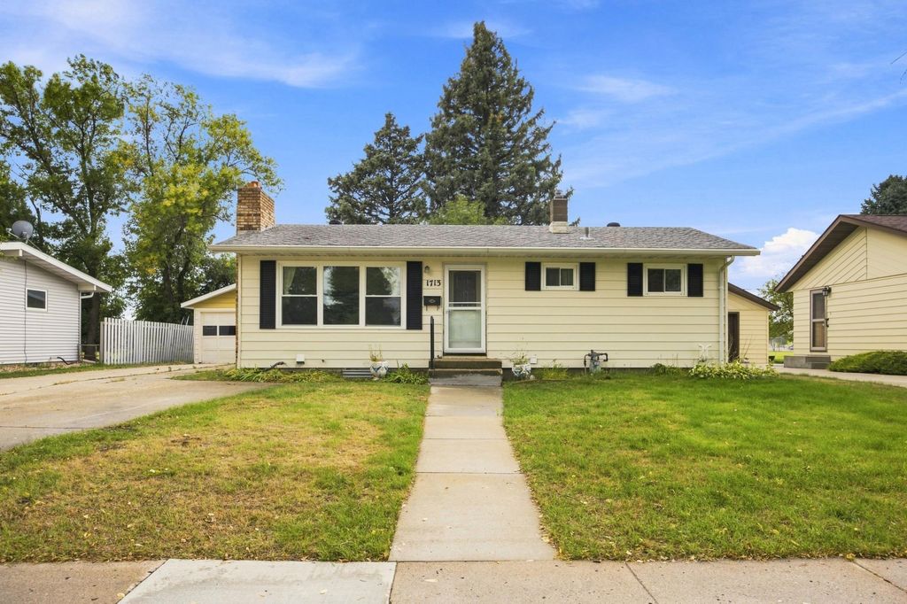 1713 17th Street S, Fargo, ND 58103