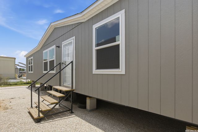 136 Parkview, Floresville, TX 78114