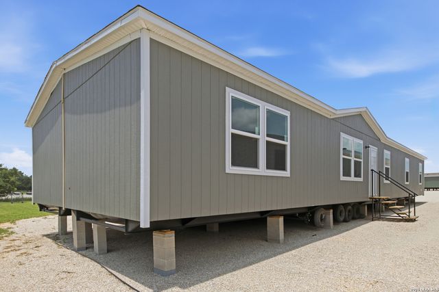 136 Parkview, Floresville, TX 78114