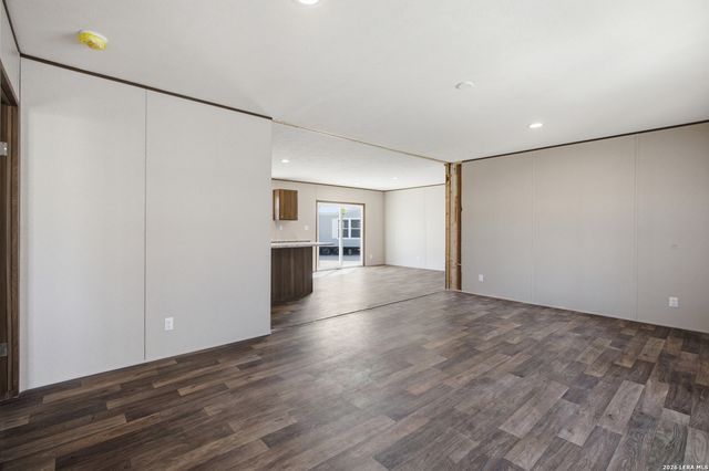 136 Parkview, Floresville, TX 78114