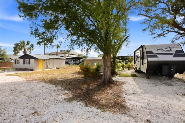 1640 Daniels DR B, North Fort Myers, FL 33917