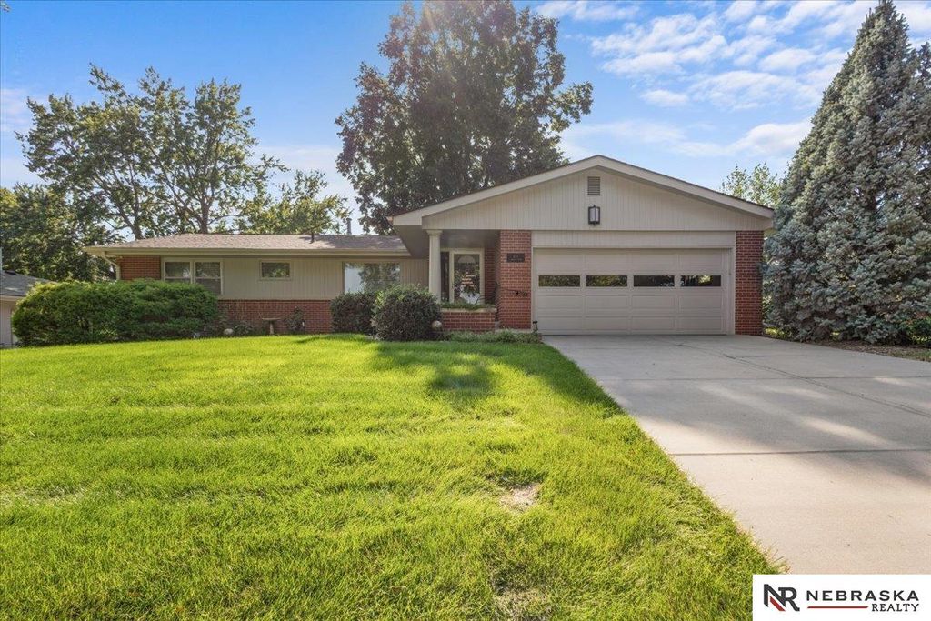 431 Lakewood Drive, Lincoln, NE 68510