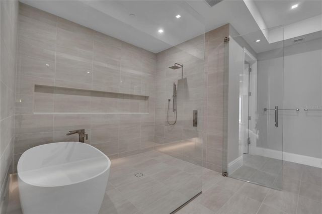 70 AVENIDA VENECCIA 202, Sarasota, FL 34242