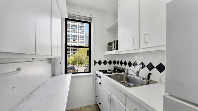350 E 30th St Apt 2T, New York City, NY 10016
