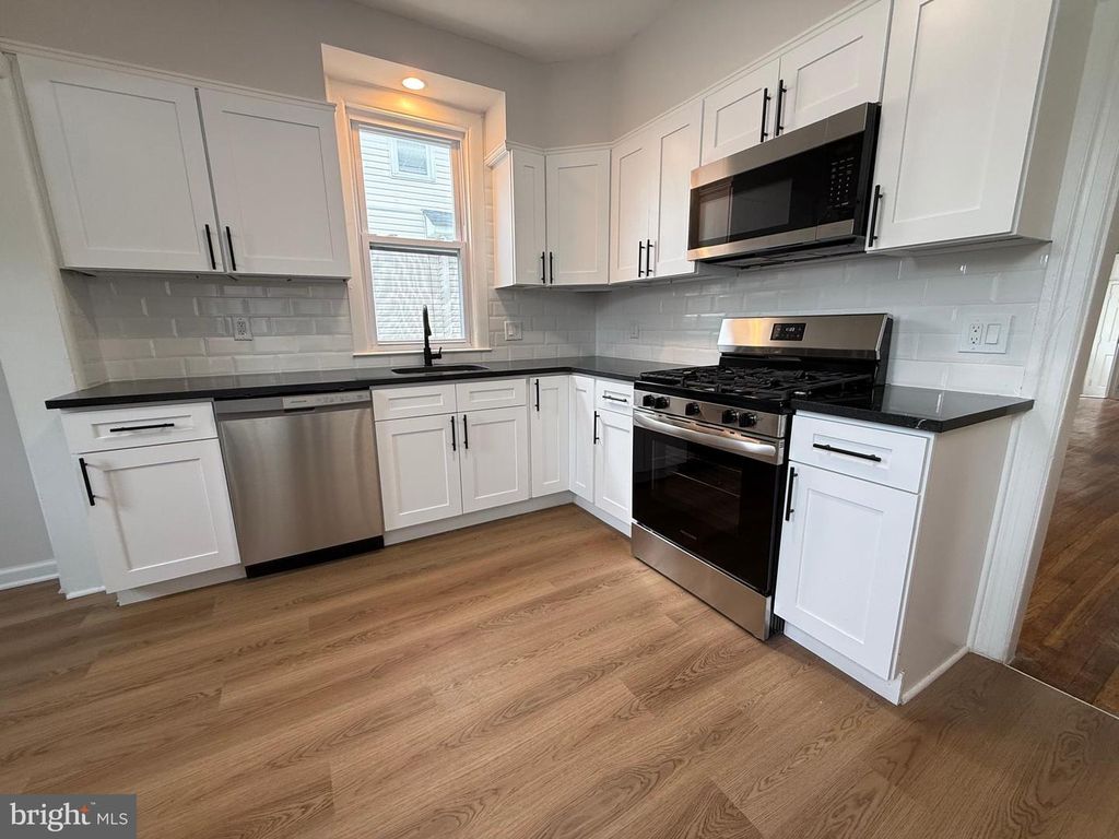 Image 6 of property listing at 423 BONSALL AVE, Lansdowne, PA 19050