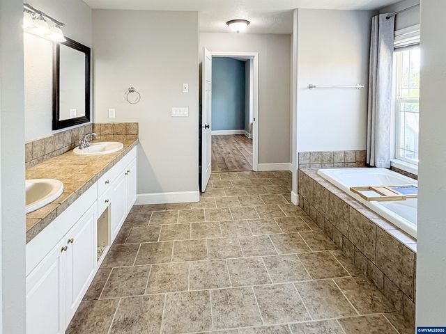 1357 Kitsap Ct NW, Salem, OR 97304