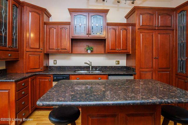 1238 Ormsby Ct, Louisville, KY 40203