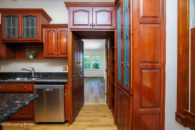 1238 Ormsby Ct, Louisville, KY 40203