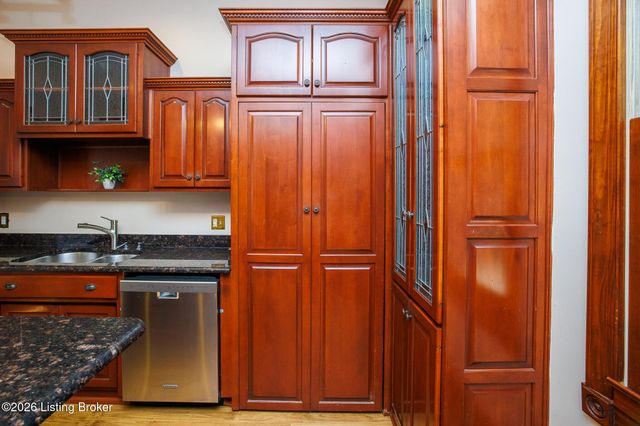 1238 Ormsby Ct, Louisville, KY 40203