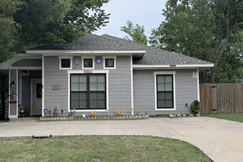 1305 E 6th Avenue, Corsicana, TX 75110