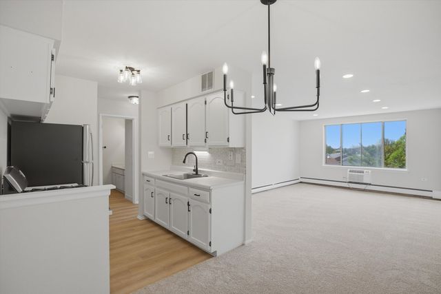 1880 Bonnie Lane 412, Hoffman Estates, IL 60169