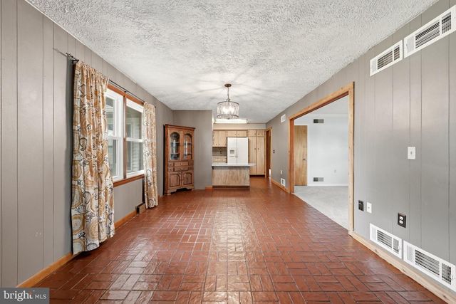 23 DRAKE AVE, Falling Waters, WV 25419