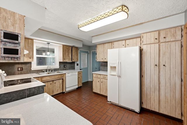 23 DRAKE AVE, Falling Waters, WV 25419
