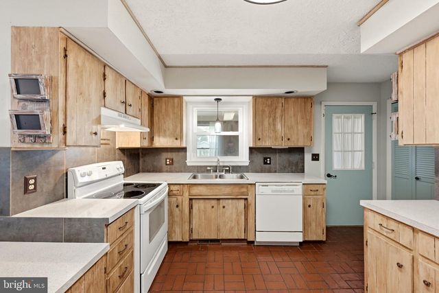 23 DRAKE AVE, Falling Waters, WV 25419
