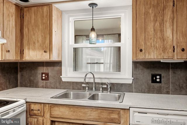 23 DRAKE AVE, Falling Waters, WV 25419