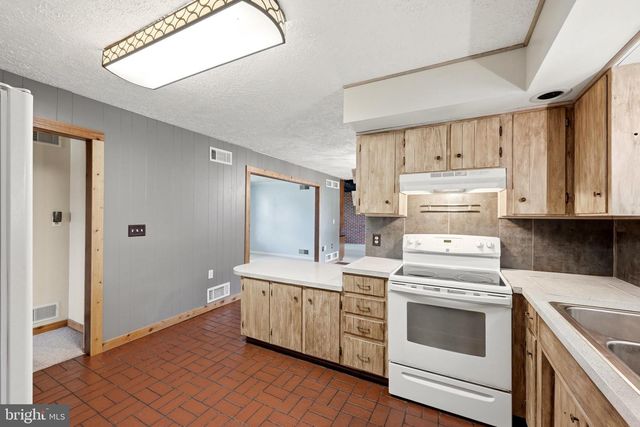 23 DRAKE AVE, Falling Waters, WV 25419
