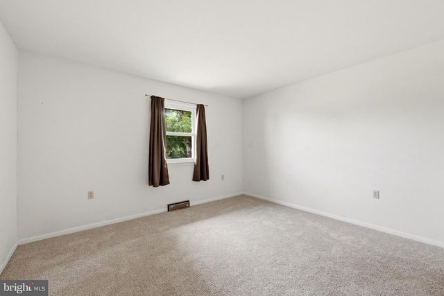 23 DRAKE AVE, Falling Waters, WV 25419