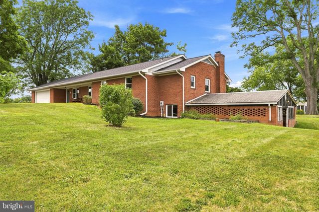 23 DRAKE AVE, Falling Waters, WV 25419