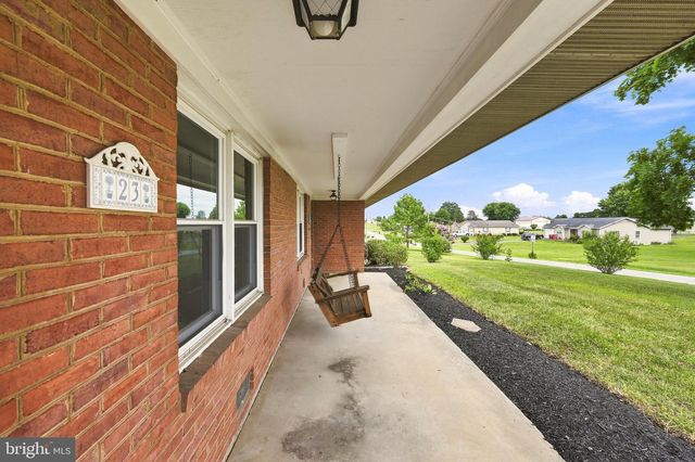 23 DRAKE AVE, Falling Waters, WV 25419
