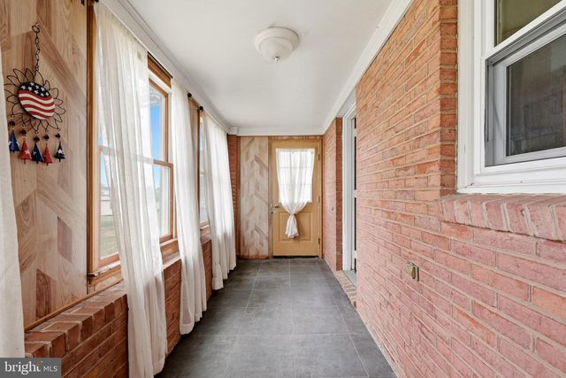 23 DRAKE AVE, Falling Waters, WV 25419