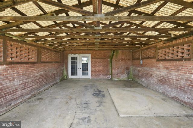 23 DRAKE AVE, Falling Waters, WV 25419