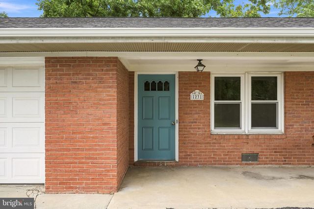 23 DRAKE AVE, Falling Waters, WV 25419